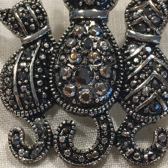 Cat Backs Trio Marquisate Brooch - Picture 5 of 9
